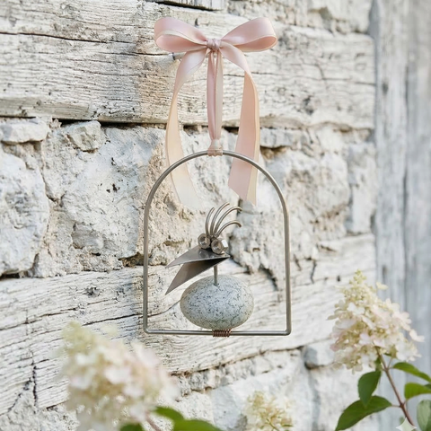 Steinvogel Hängend aus Granit und Edelstahl Naturstein Deko