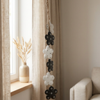 Blumenkette aus Metall in Weiß & Schwarz – moderne Fenster- & Wanddekoration