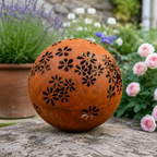 Edelrost Deko Kugel „Hippie“ Ø 40 cm mit Blumenmuster – für LED-Beleuchtung