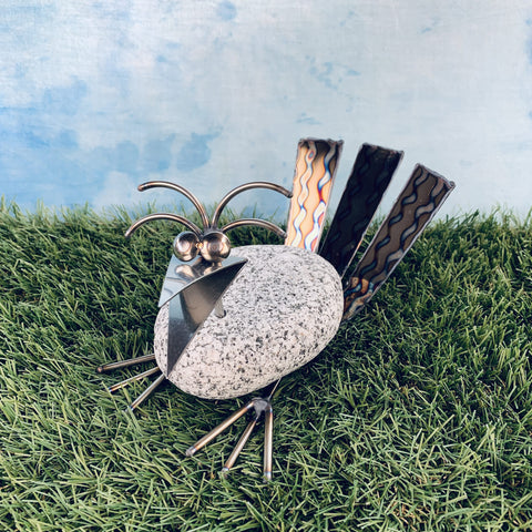 Steinvogel sitzend aus Granit und Edelstahl Naturstein Deko