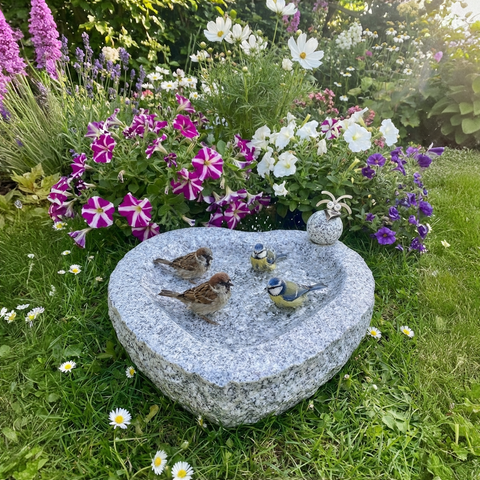 Vogelbad Granit Herz ca. 34 cm mit Steinvogel – frostfest & handgefertigt