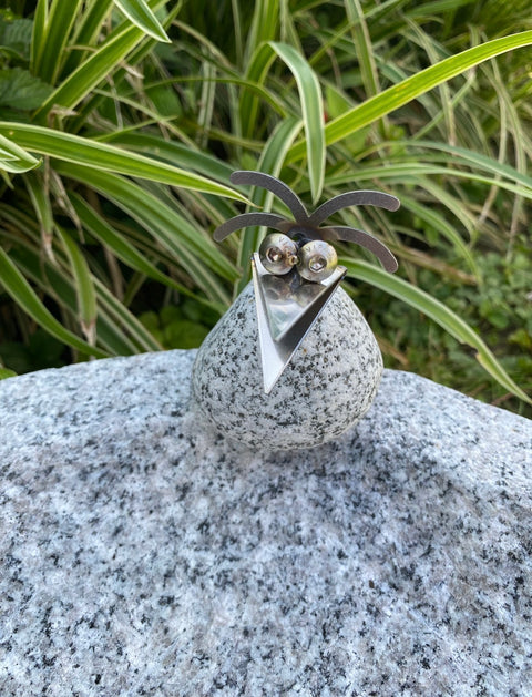 Vogelbad Granit rund ca. 34 cm mit 1 Steinvogel Granit und Edelstahl