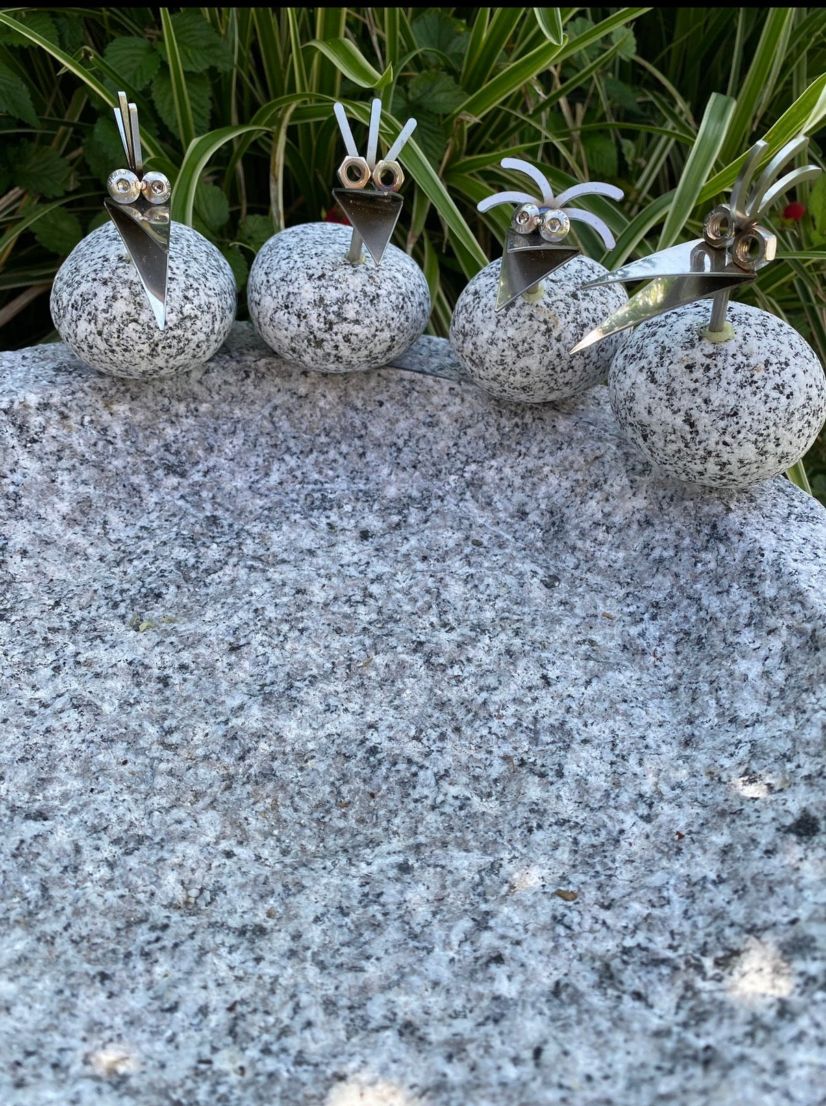 Vogelbad Granit rund ca. 34 cm mit 4 Steinvögeln Granit und Edelstahl