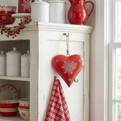 Anhänger Herz Rot aus Metall mit weißen Ornamenten 25 cm
