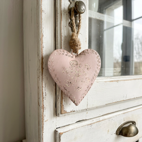 Anhänger Herz Rosé aus Metall mit kleinen Ornamenten 8 cm