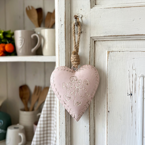 Anhänger Herz Rosé aus Metall mit kleinen Ornamenten 8 cm