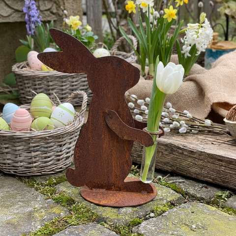 Edelrost Hase mit Vase – Metall Deko für Garten