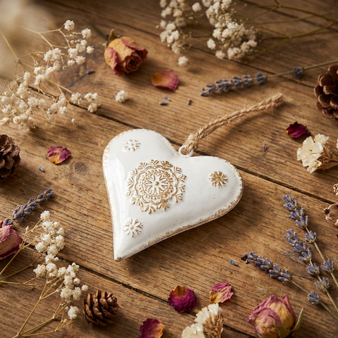 Anhänger Herz Beige aus Metall mit kleinen Ornamenten 15 cm