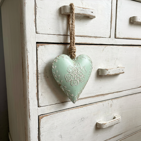 Anhänger Herz Mint aus Metall mit weißen kleinen Ornamenten 8 cm