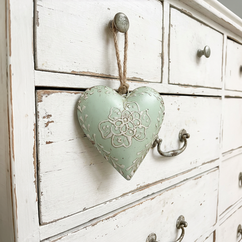 Anhänger Herz Mint aus Metall mit weißen kleinen Ornamenten 8 cm