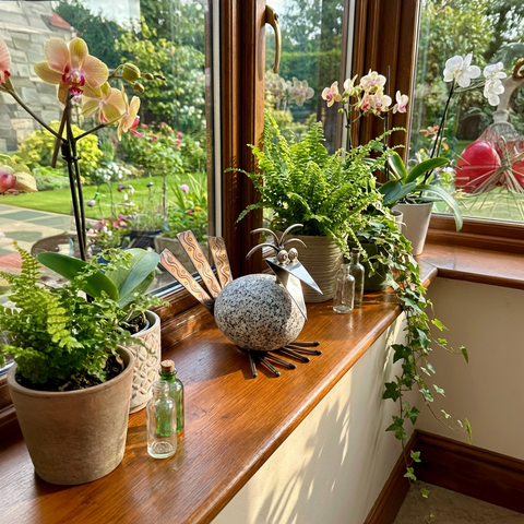 Steinvogel sitzend aus Granit und Edelstahl Naturstein Deko