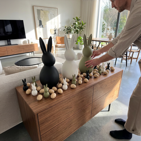 Deko Osterhasenset Keramik, 3 Hasen in Schwarz & Weiß & Olivegrau – Modernes Deko-Trio in Wischtechnik | ca. 43 cm
