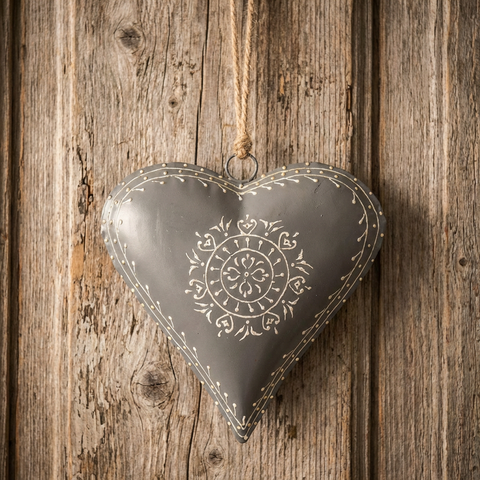 Anhänger Herz Grau aus Metall mit weißen Ornamenten 21 cm