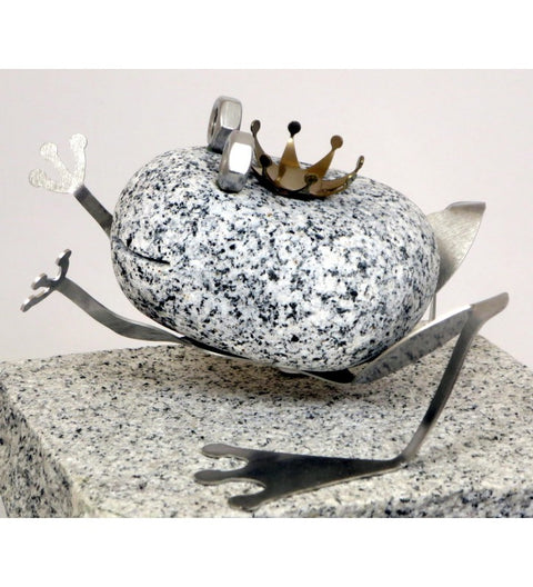 Steintier Frosch Kiss me aus Granit und Edelstahl