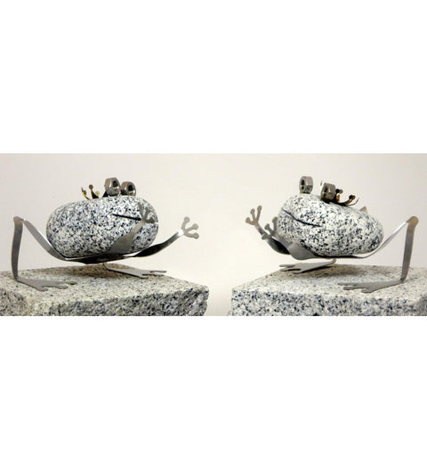Steintier Frosch Kiss me aus Granit und Edelstahl