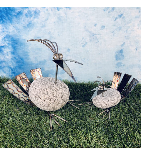 Steinvogel aus Granit und Edelstahl