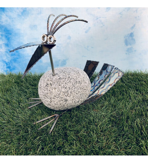 Steinvogel aus Granit und Edelstahl