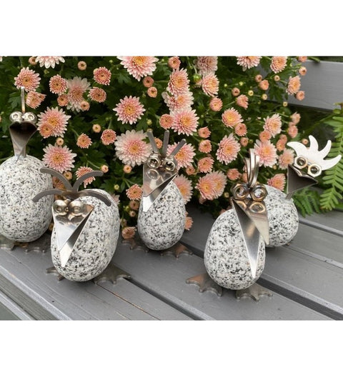 Steinvogel Küken mit Füßen ca.10m hoch aus Granit und Edelstahl