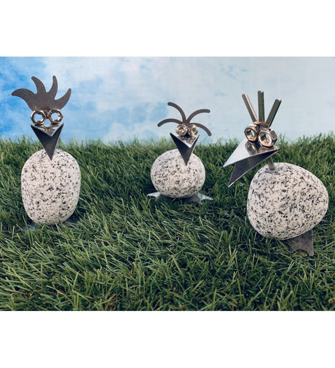 Steinvogel Küken mit Füßen ca.10m hoch aus Granit und Edelstahl