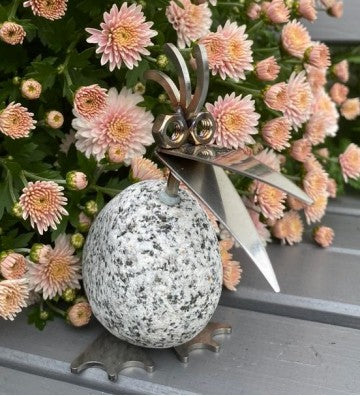 Steinvogel Küken aus Granit und Edelstahl Naturstein Deko