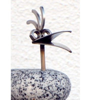 Gartenstecker Steinvogel Küken aus Granit und Edelstahl 68 cm wetterfest