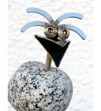 Gartenstecker Steinvogel Küken aus Granit und Edelstahl 68 cm wetterfest