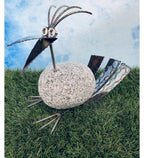 Steinvogel mit auffälligen Schwanz aus Granit und Edelstahl Naturstein