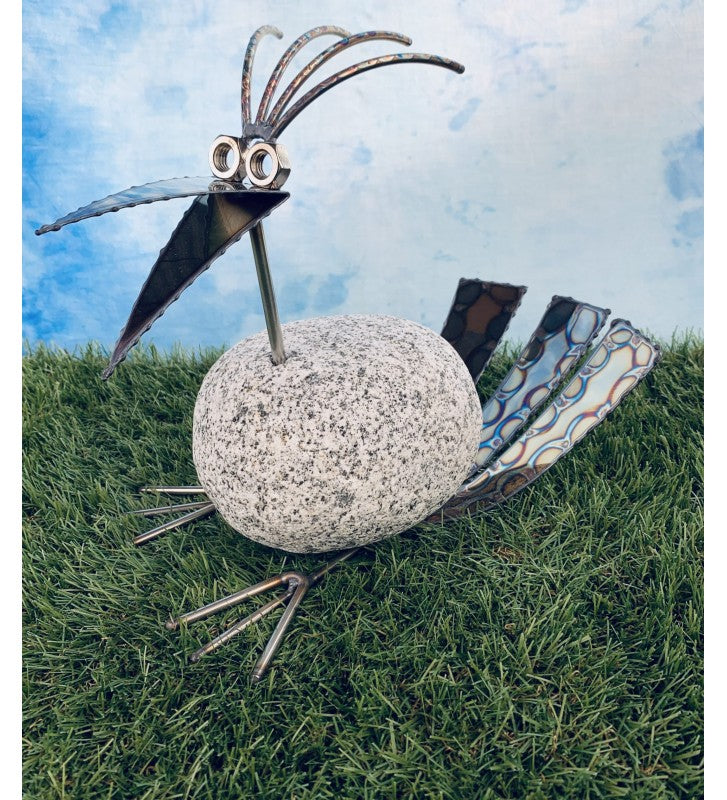 Steinvogel mit auffälligen Schwanz aus Granit und Edelstahl Naturstein