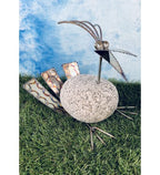Steinvogel mit auffälligen Schwanz aus Granit und Edelstahl Naturstein