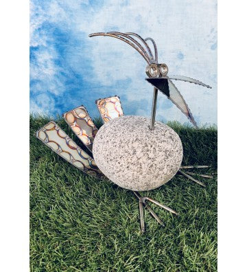 Steinvogel mit auffälligen Schwanz aus Granit und Edelstahl Naturstein