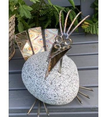 Steinvogel mit auffälligen Schwanz aus Granit und Edelstahl Naturstein