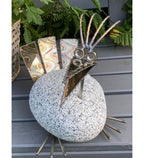 Steinvogel mit auffälligen Schwanz aus Granit und Edelstahl Naturstein