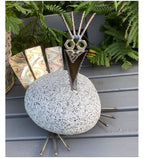 Steinvogel mit auffälligen Schwanz aus Granit und Edelstahl Naturstein