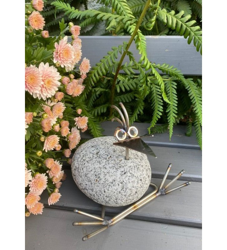 Steinvogel Yoga aus Granit und Edelstahl Naturstein Deko