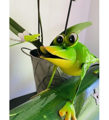 Zeitungsrolle Frosch grün mit Blümchen und Schmetterling aus Metall ca. 36 cm lang