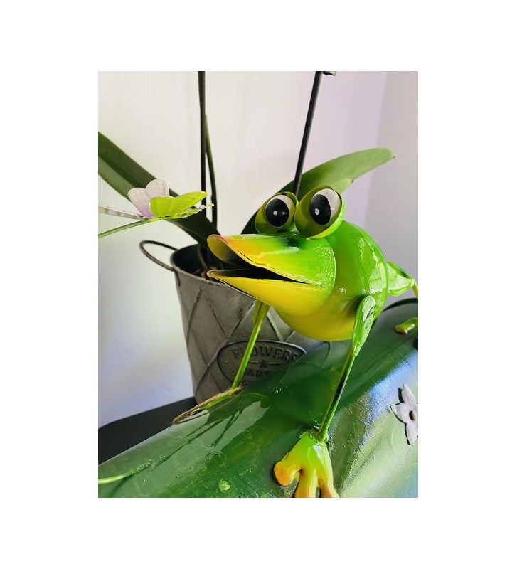 Zeitungsrolle Frosch grün mit Blümchen und Schmetterling aus Metall ca. 36 cm lang